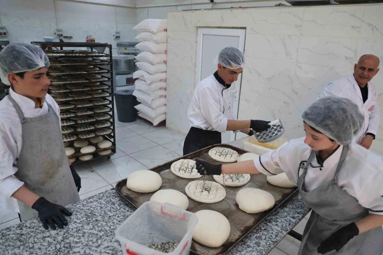  Meslek Lisesi Öğrencileri, İhtiyaç Sahibi Ailelere Ramazan Pidesi Dağıtıyor