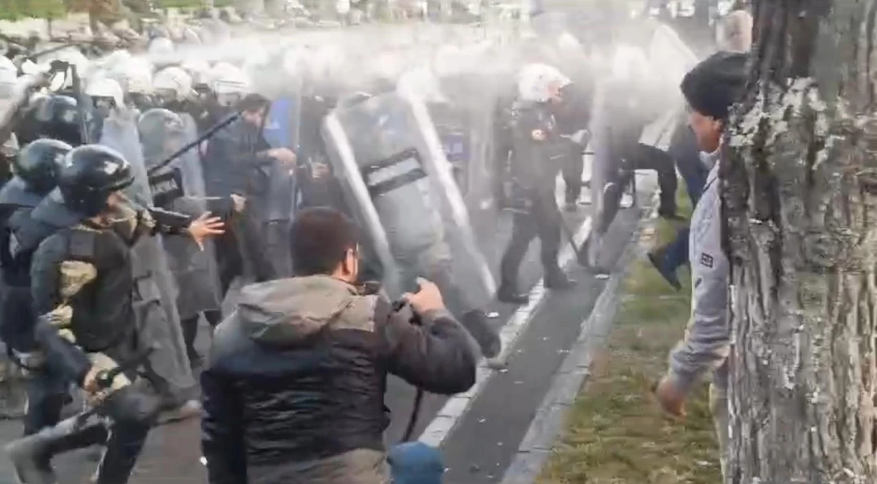  Belediye Binasına Girmeye Çalışan Gruba Polis Müdahale Etti 