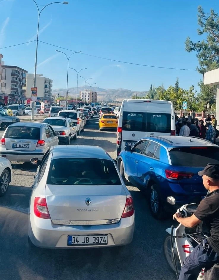  O Şehrin Hastane Yolu Trafik Yoğunluğu İle Gündemde: Çözüm Ne Zaman Bulunacak?