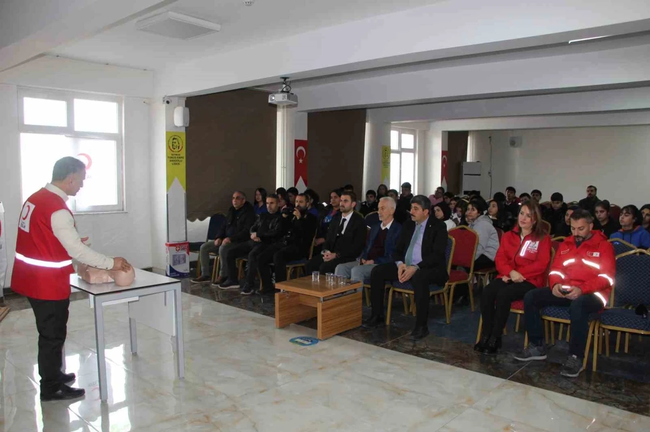 Öğrencilere Uygulamalı İlk Yardım Eğitimi Verildi