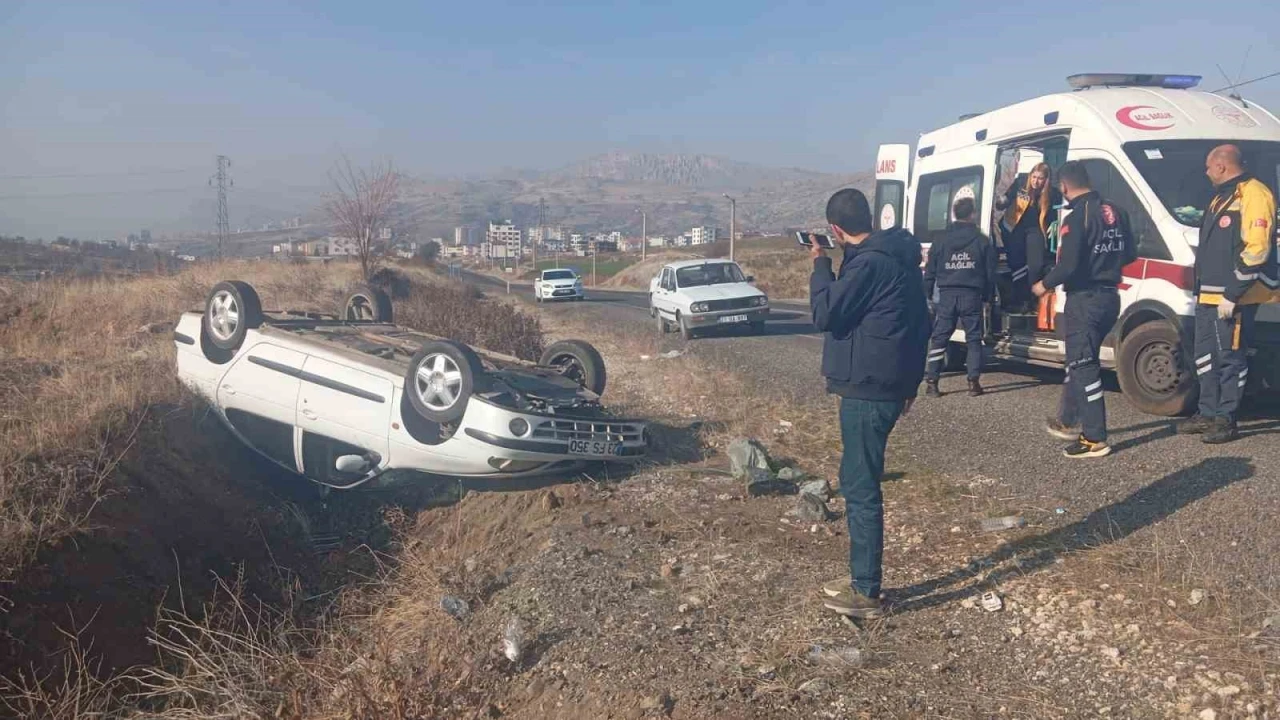 Otomobil Devrildi, Dede ve Torunu Yaralandı