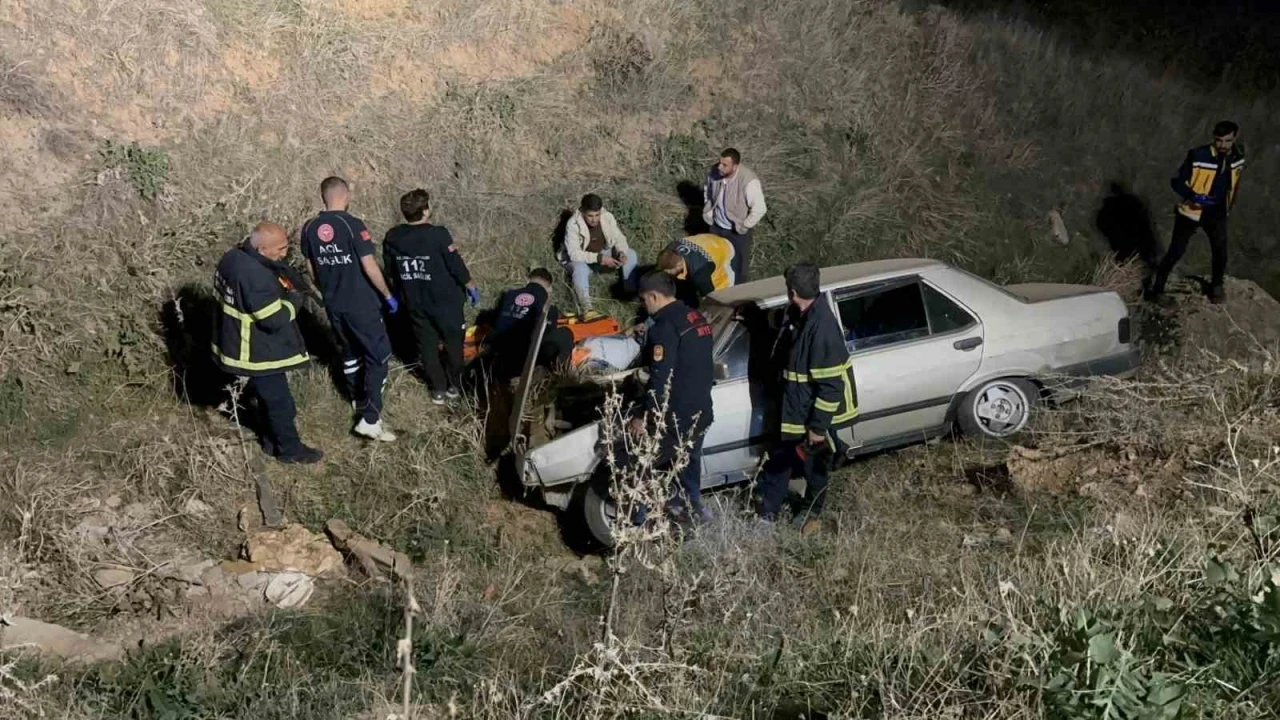 Otomobil Şarampole Yuvarlandı: 3 Kişi Yaralandı