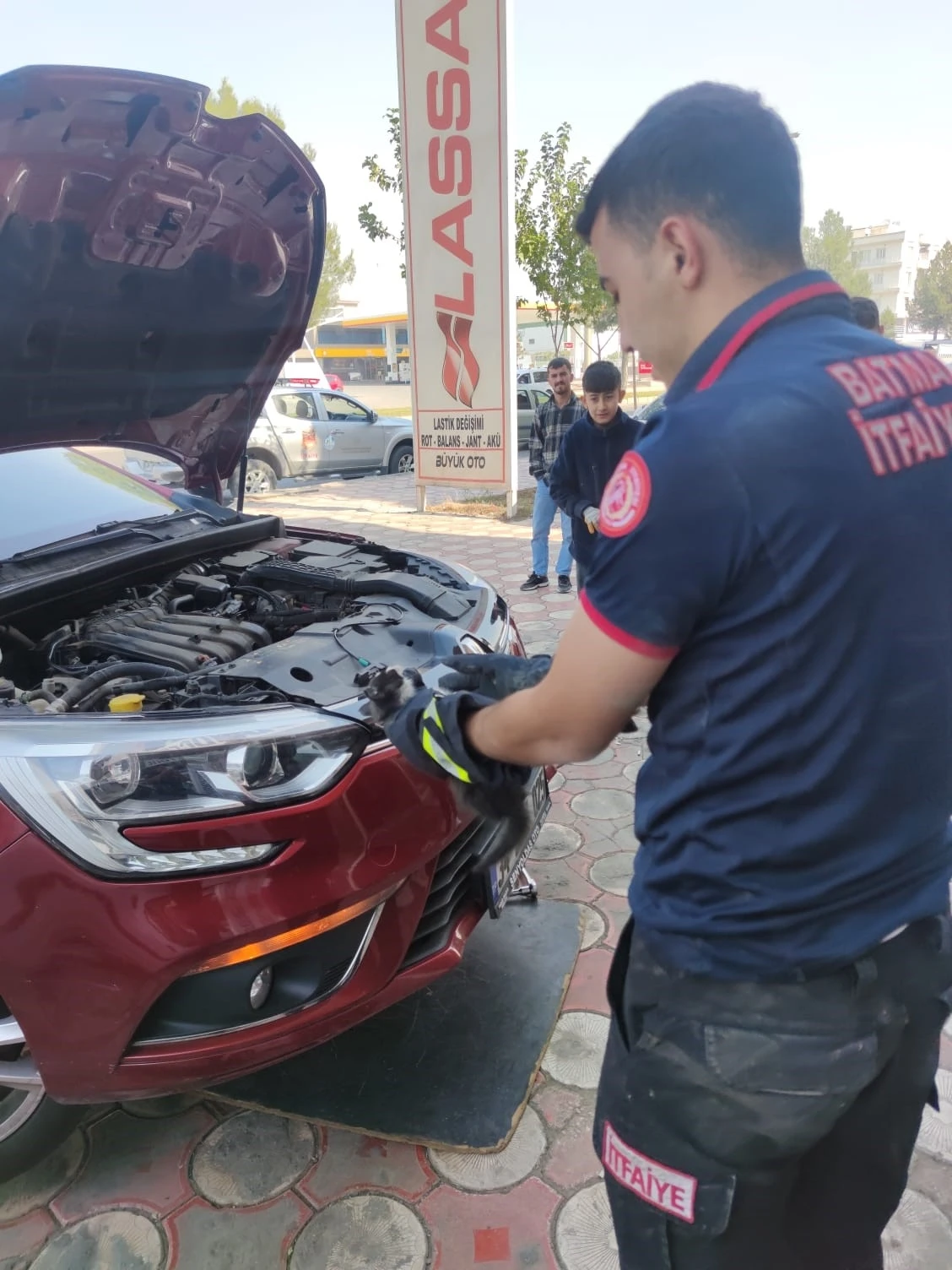 Otomobilin Motorunda Sıkışan Kedi İtfaiye Tarafından Kurtarıldı