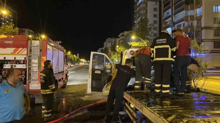  Park Halindeki Çekicide Çıkan Yangın Büyümeden Söndürüldü