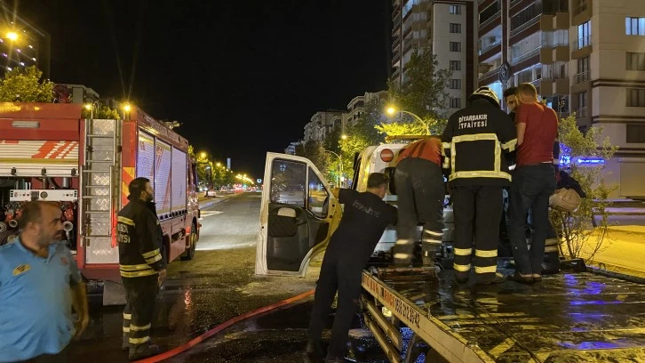  Park Halindeki Çekicide Çıkan Yangın Büyümeden Söndürüldü