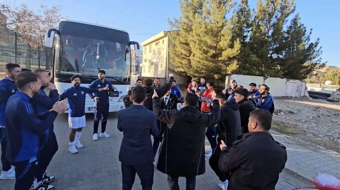 Renkli Anlar Futbolcular Gelin Arabasından Damadı İndirip Çiftetelli Oynadı!