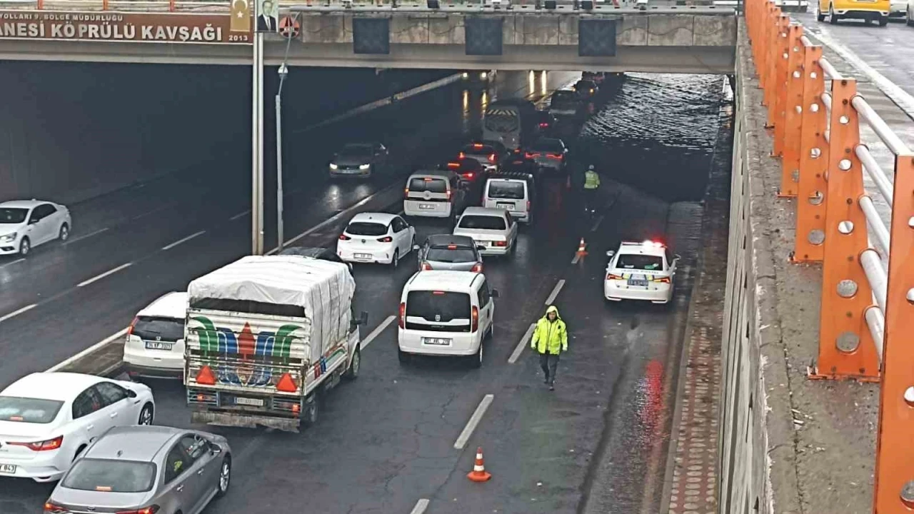 Sağanak Yağış Nedeniyle Trafik Zorlukları Yaşandı