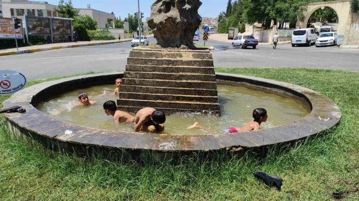 Şanlıurfa'da Çocuklar Sıcakları Süs Havuzlarında Serinleyerek Atlattı