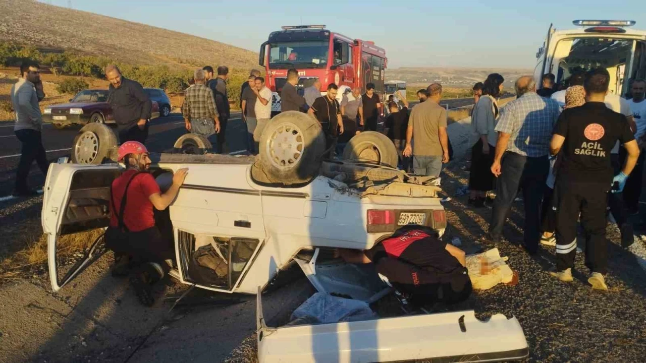 Şanlıurfa'da Devrilen Otomobilde 5 Kişi Yaralandı