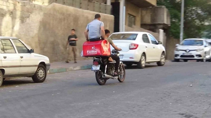 Şanlıurfa'da Tehlikeli Yolculuk: Motosiklet Bagajında Yürekleri Ağızlarına Getiren Anlar