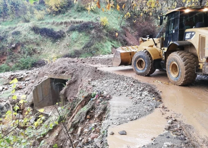 sel ve Heyelan Sonrası Ulaşım Kesildi