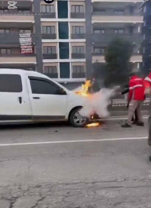 Seyir Halindeki Hafif Ticari Araç Yandı