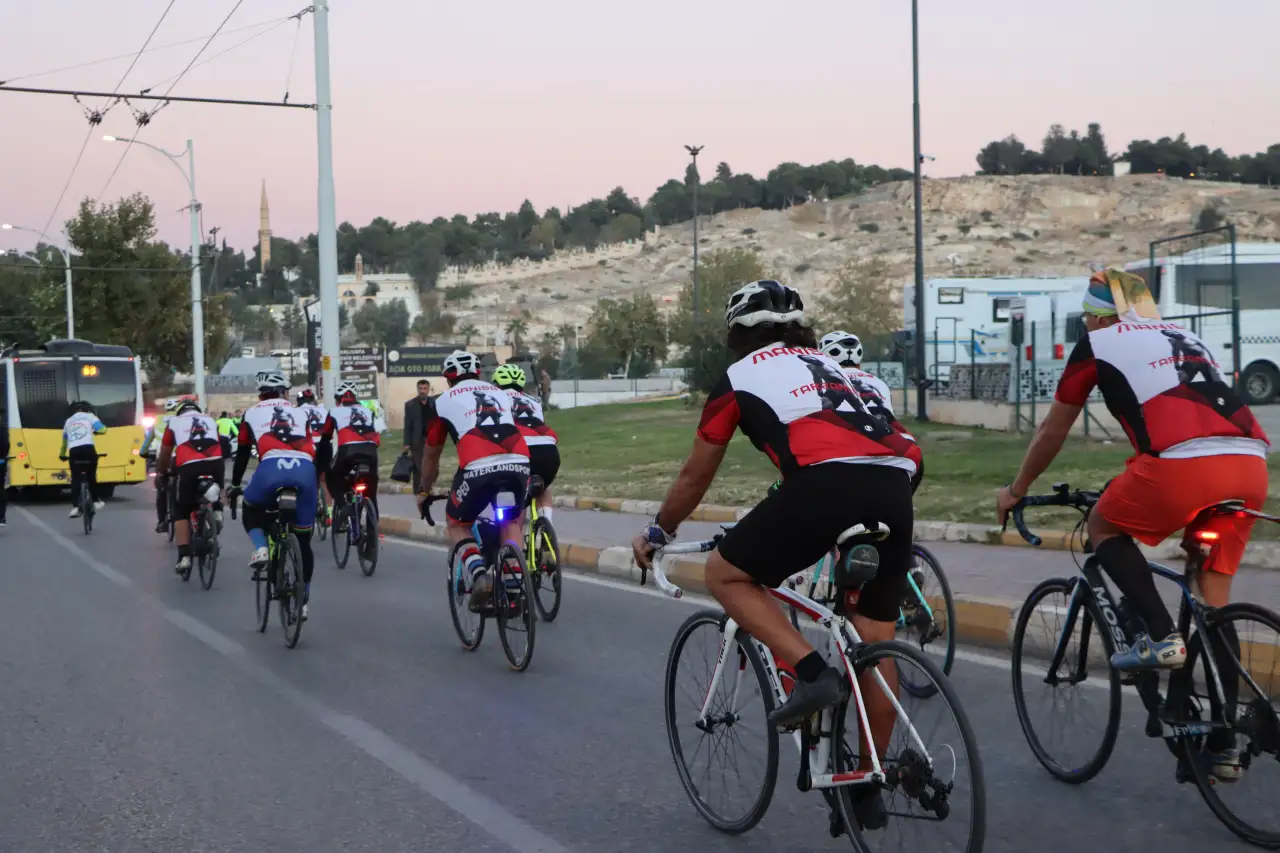 “Şiddete Yol Verme, Bisiklete Yol Ver” Diyerek Cumhuriyet Coşkusunu Pedalladılar!