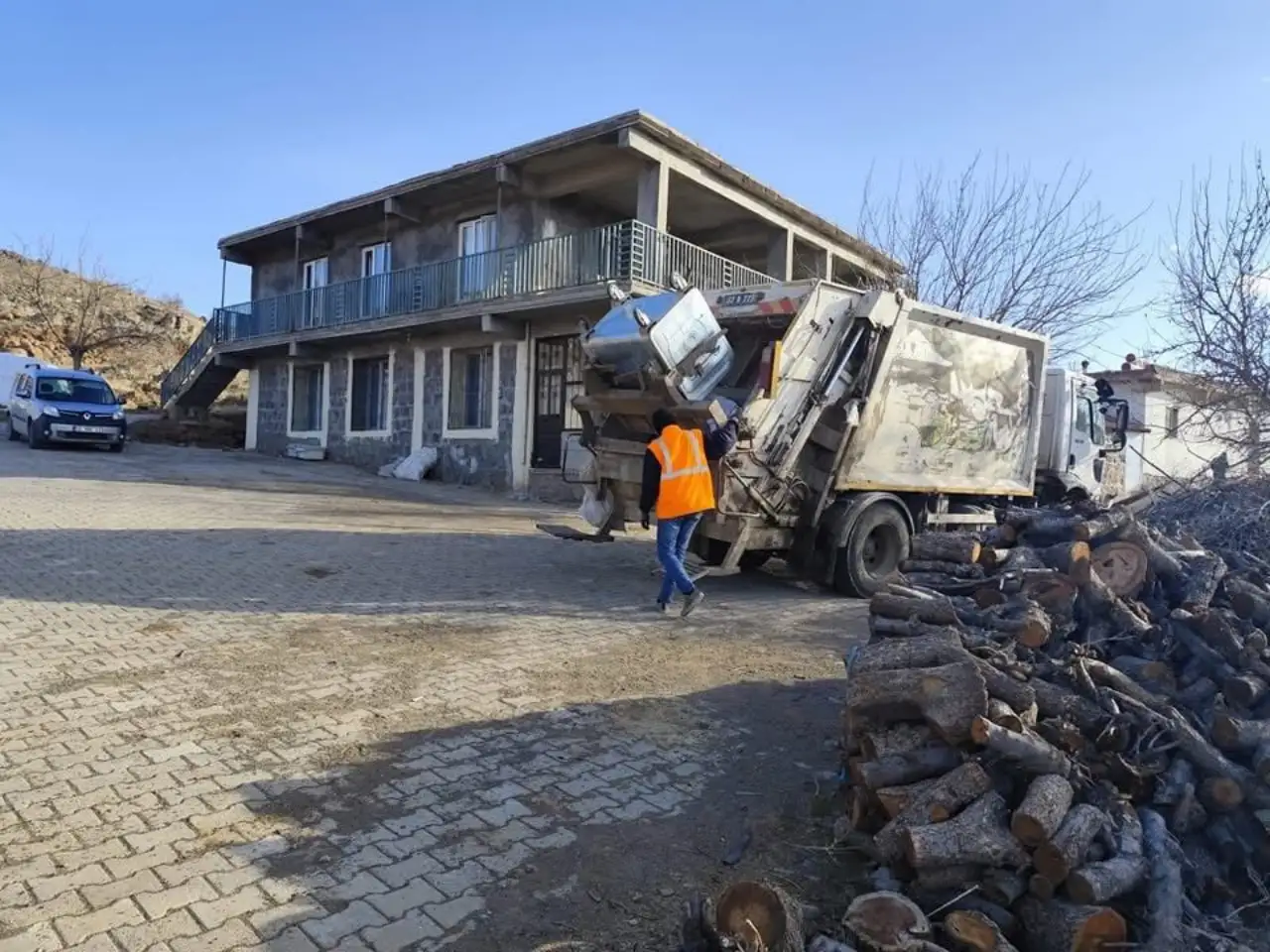 Siverek Belediyesi Kırsal Mahallelerde Temizlik Hizmetlerini Sürdürüyor