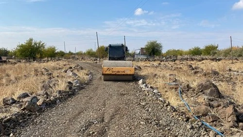 Siverek Kırsalında Yol Yapım Çalışmaları Hız Kesmeden Devam Ediyor