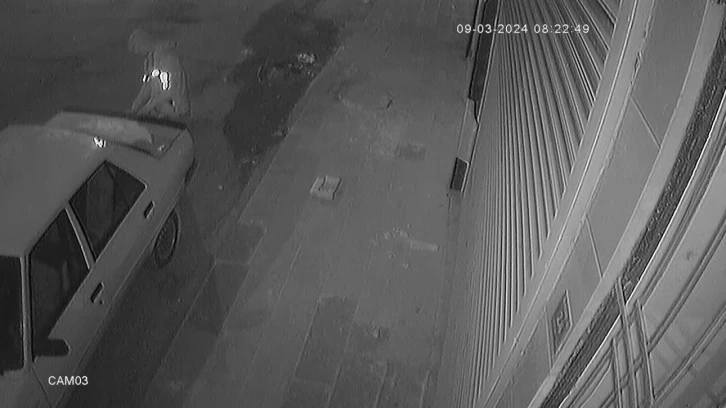 Siverek'te Bir Otomobilden Hırsızlık Anı Kameralara Yakalandı