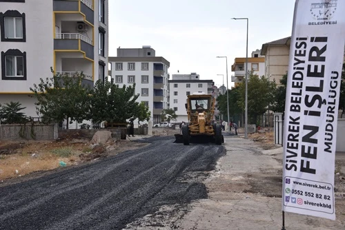 Siverek’te Okul Yolları Sıcak Asfaltla Yenileniyor: Eğitime Destek Sürüyor