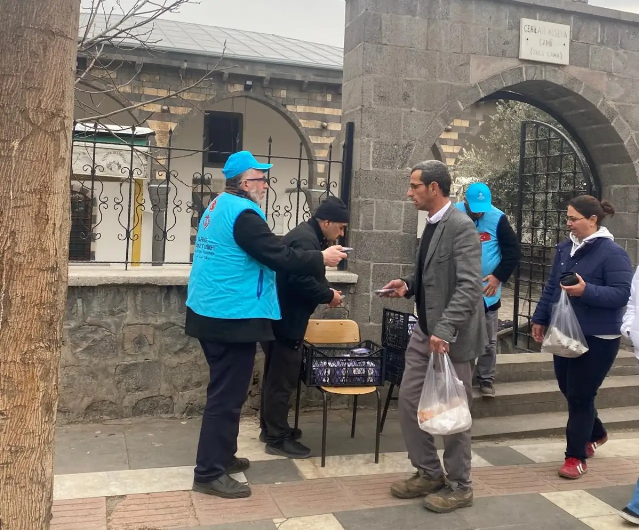 Siverek’te Ramazan Bereketini Andıran Hurma İkramı