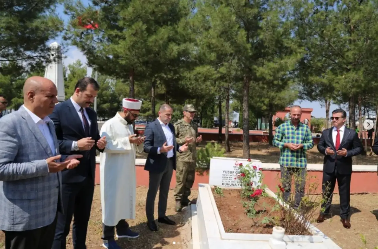 Siverek'te Şehitlik Anıtına Anlamlı Ziyaret: Karanfiller ve Dualar