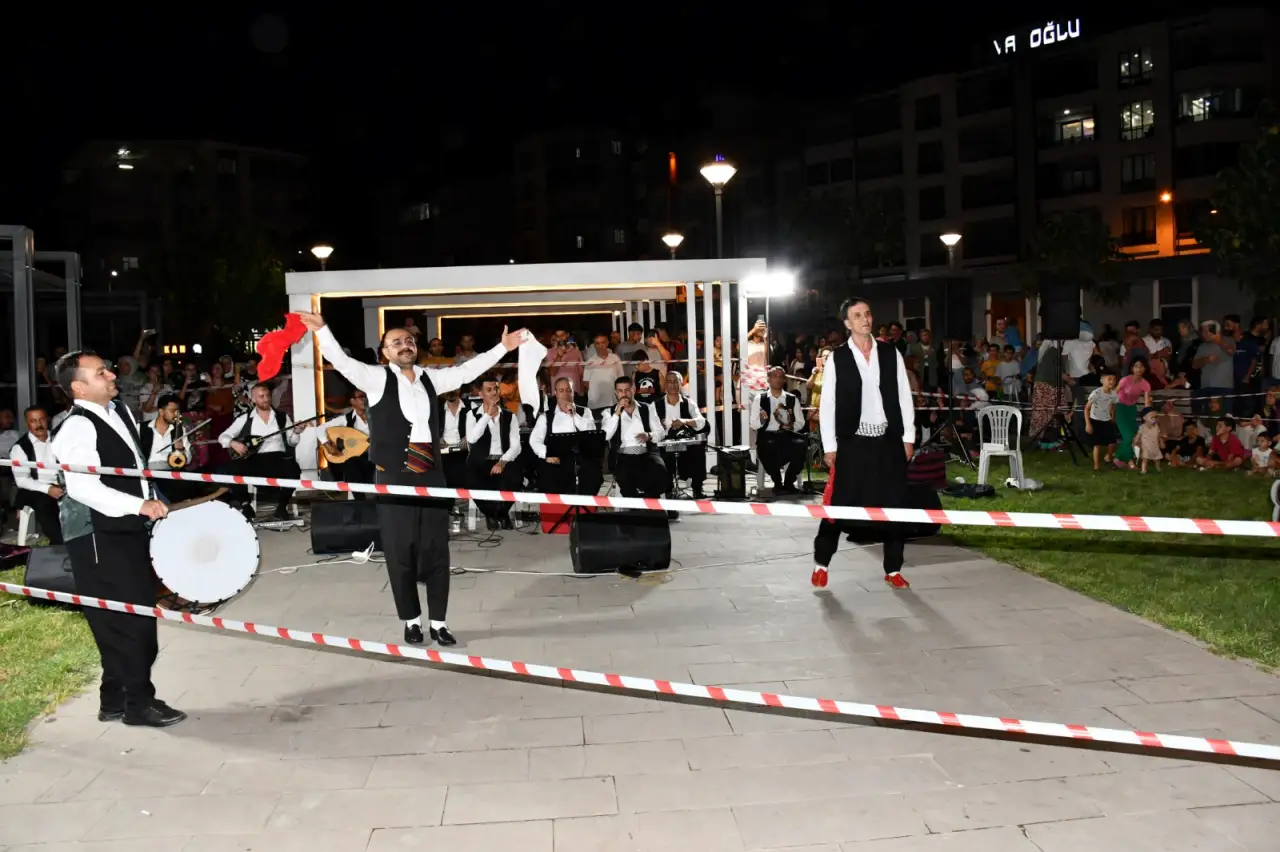 Siverek'te Yaz Gecelerine Renk Katan Açık Hava Konserleri Sürüyor