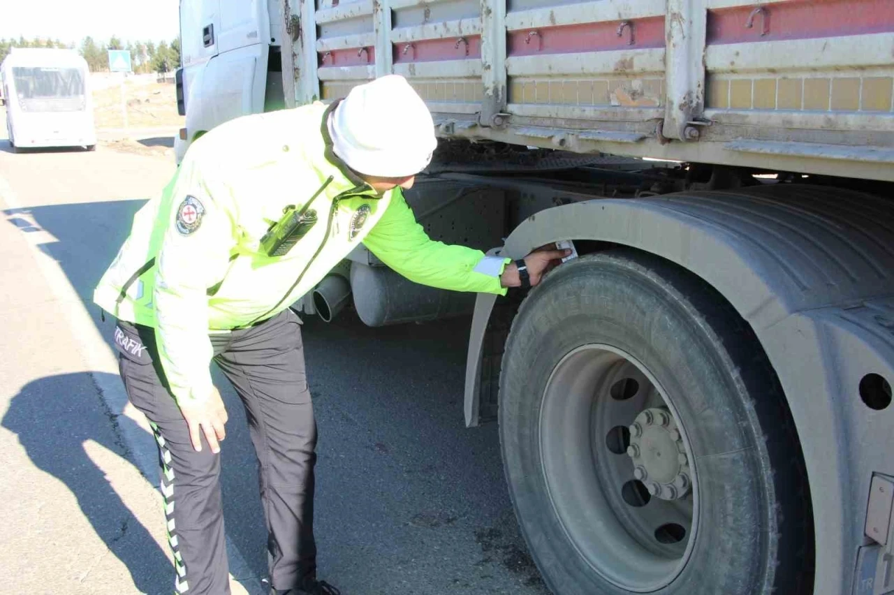 Trafik Ekiplerinden Ticari Araçlarda Kış Lastiği Denetimi