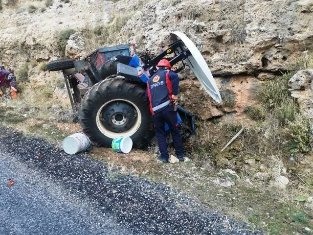 Traktör Kayalara Çarparak Devrildi 1 Kişi Yaralandı