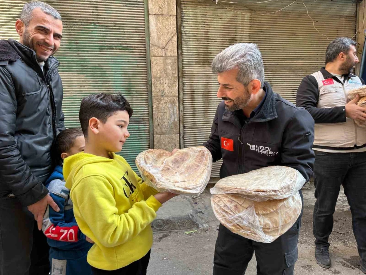 Türk Yardım Gönüllüleri Ekmeğini Paylaştı, Yüzleri Gülümsetti