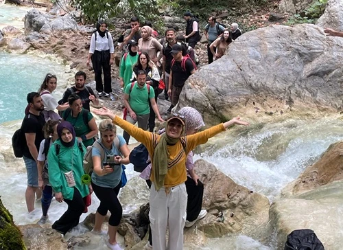 Urfa Doğa Yürüyüş ve Kamp Kulübü, Sarısu Şelalesi'nde Unutulmaz Bir Yürüyüş Gerçekleştirdi