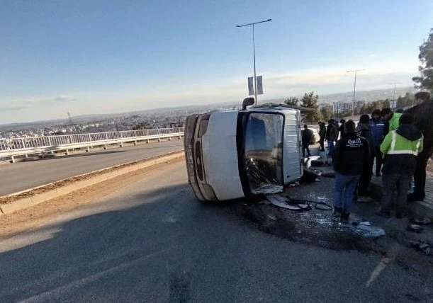 Virajı alamayan kamyonet devrildi