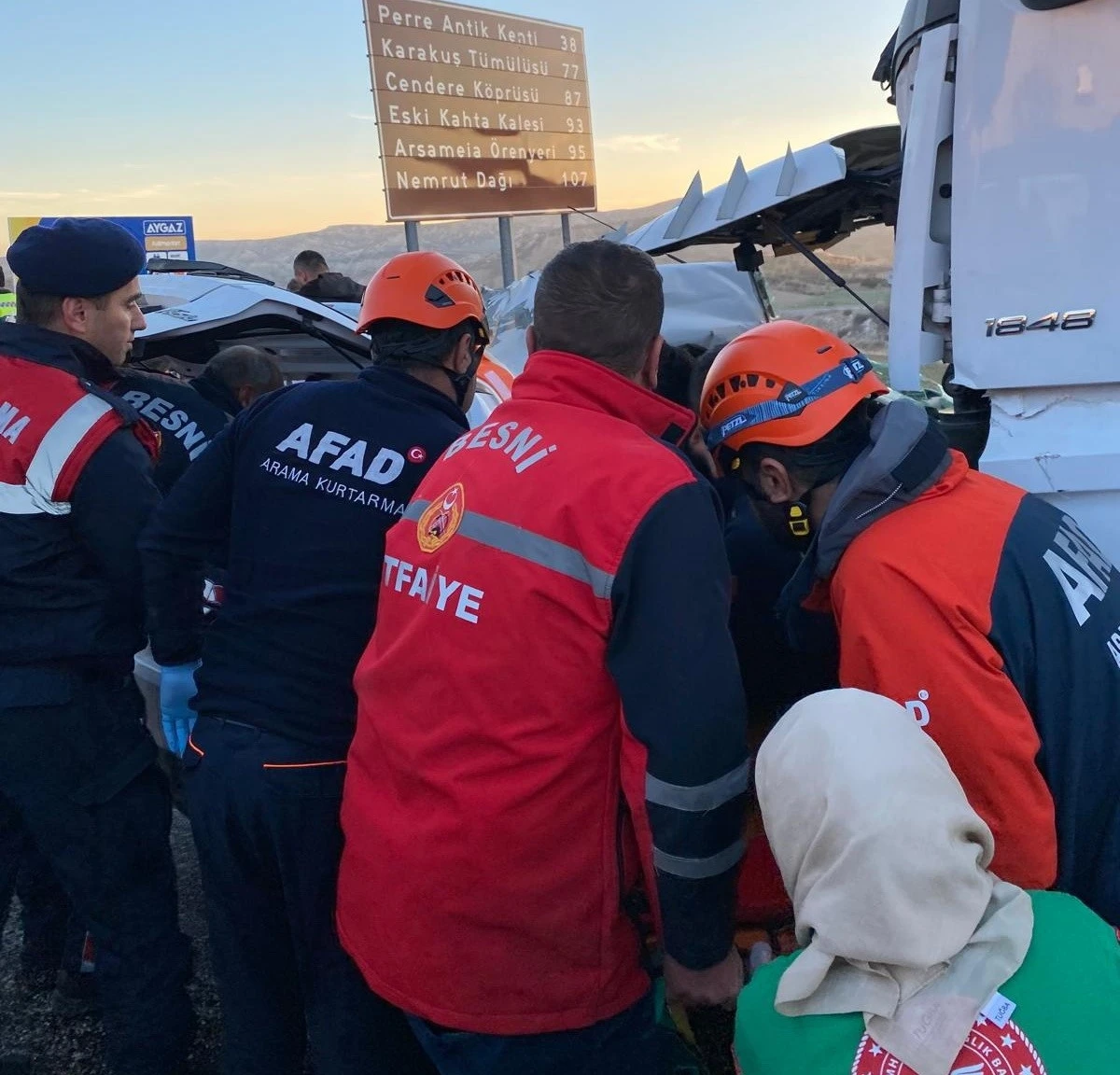 Yakıt Tankeri ve Otomobil Çarpıştı Ölü Sayısı 4'e Yükseldi