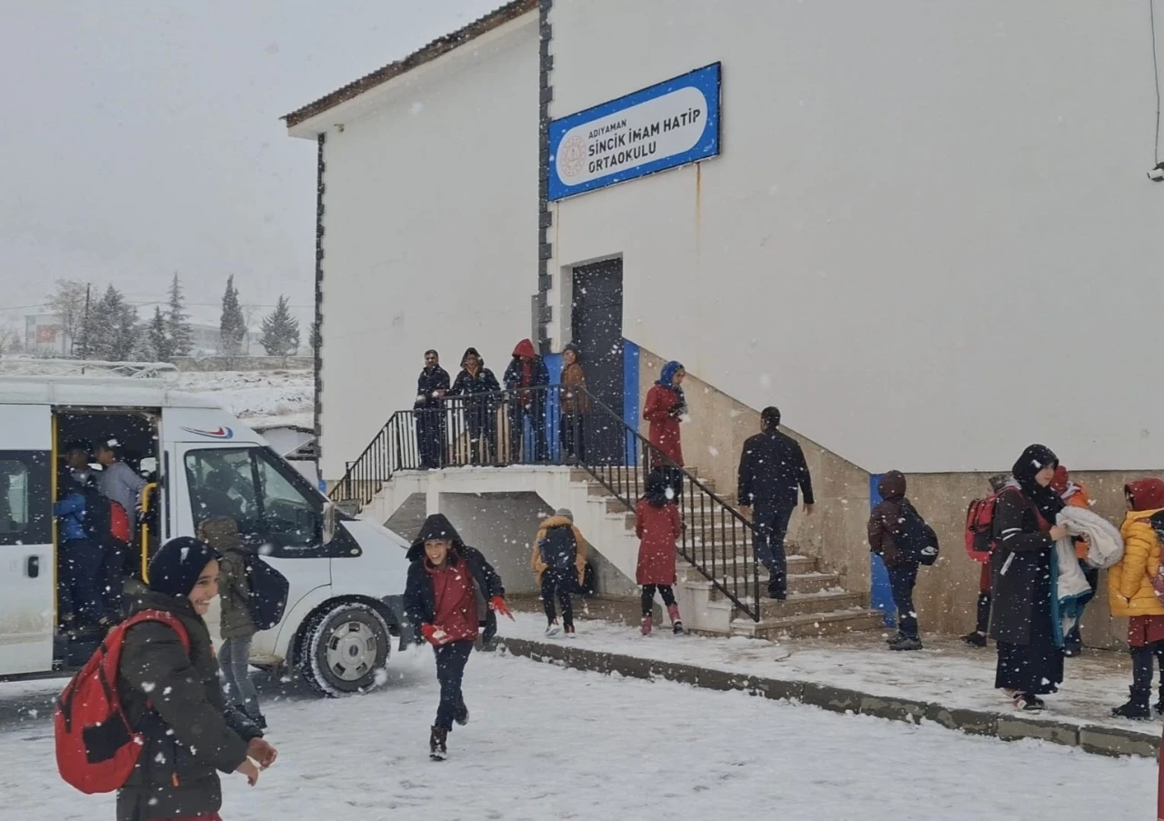 Yoğun Kar Yağışı Nedeniyle Okullar Tatil Edildi