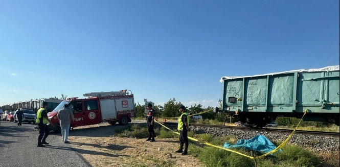 Yük Treni Tarım Aracına Çarptı, Anne ve İki Çocuk Hayatını Kaybetti