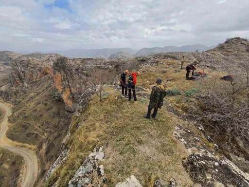 1500 Rakımda Mahsur Kalan Keçi İçin Film Tadında Kurtarma Operasyonu