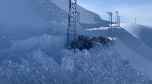  3 metrelik karda yol açma çalışmaları sürüyor