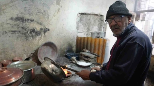 74 Yaşındaki Cahit Çalı, 62 Yıldır Kalaycılık Mesleğini Yaşatmaya Devam Ediyor