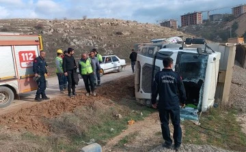 Adıyaman'da Hafriyat Yüklü Kamyon Devrildi: Sürücü Yaralandı