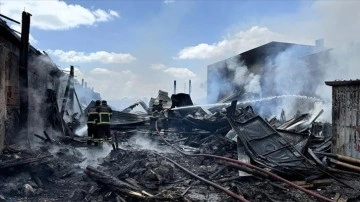 Aksaray'da kereste deposunda çıkan yangın hasara neden oldu