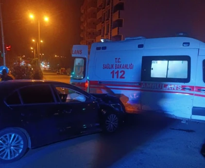  Ambulans ile Otomobil Çarpıştı