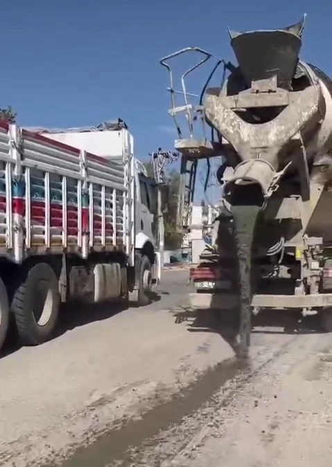 Asfalta Çimento Dökerek İlerleyen Beton Mikseri Tepki Çekti