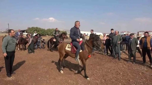 At Sevdalıları Bir Araya Geldi