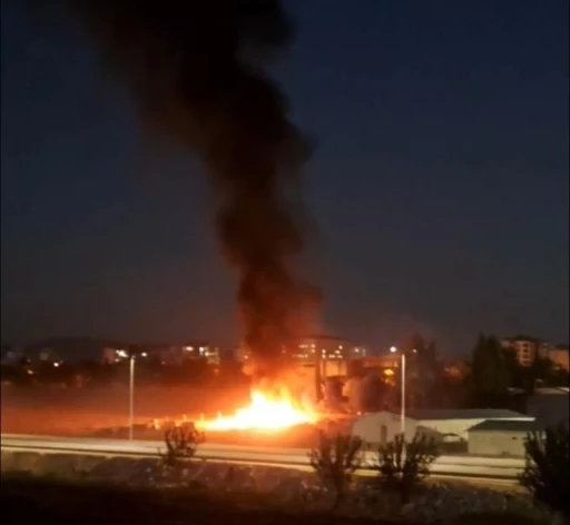 Atık Malzemelerin Alevlere Teslim Olması Paniğe Yol Açtı