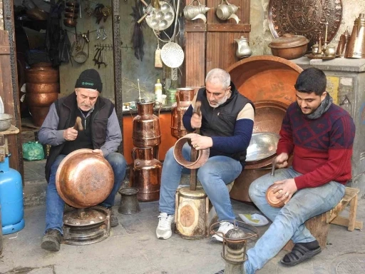 Bakırcılık Yapan Suriyeli Hinki Ailesi, Suriye’ye Dönüp Baba Mesleklerine Devam Edecek