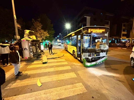 Belediye Otobüsü ile Pikap Çarpıştı: 6 Yaralı