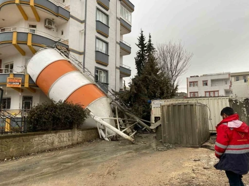 Beton Silosu Devrildi, Balkonun Üzerine Düştü