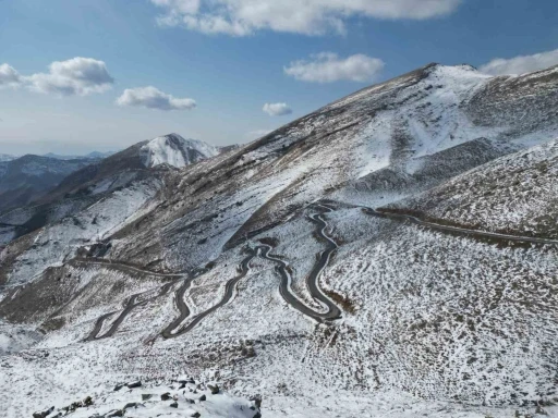  Beyaza Bürünmüş Kıvrımlı Yollar Dronla Görüntülendi