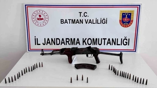 Bir Evde Yapılan Aramada Uzun Namlulu Kaçak Silah Ele Geçirildi