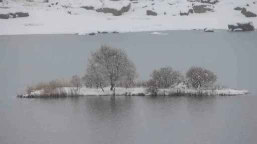 Buz Tutan Barajıda Yüzen Adalar Beyaza Büründü