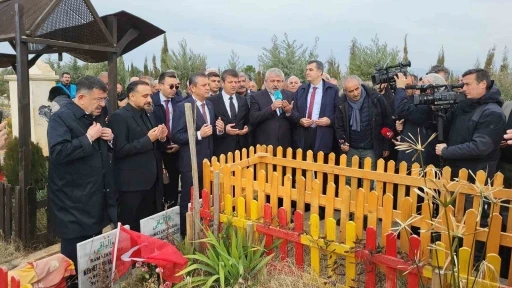 CHP Lideri Özgür Özel Deprem Şehitliğini Ziyaret Etti