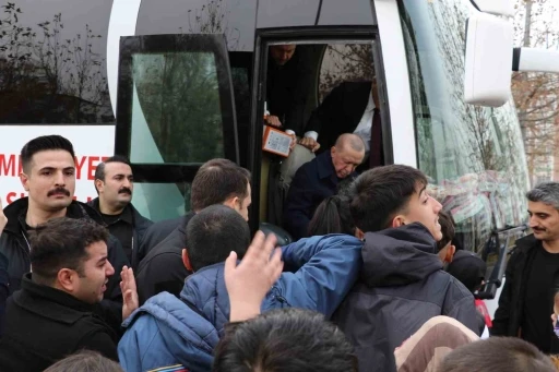 Cumhurbaşkanı Erdoğan, Çocuklara Oyuncak Dağıttı ve Harçlık Verdi