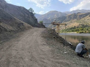 Çüngüş'te Vatandaşlar Köy Yolunun Yapılmasını Bekliyor